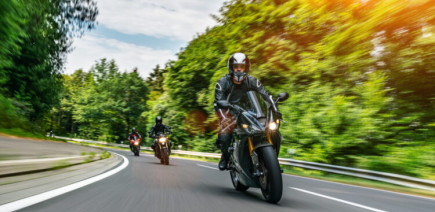 Pourquoi certains motards ouvrent et ferment parfois leur poing quand ils vous croisent ?