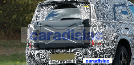 On vient de découvrir un drôle de sac à dos sur le futur Land Rover « baby » Defender qui poursuit ses essais sur le circuit du Nürburgring.