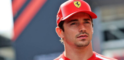 Charles Leclerc contraint de fuir une foule de fans à Bakou : la FIA alertée après des images inquiétantes