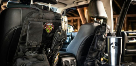 Propriétaires de voiture : ce protège-siège ingénieux avec plateau pliable à petit prix fait un carton