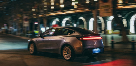 Tesla FSD : des excès de vitesse qui pourraient compliquer sa généralisation en Europe