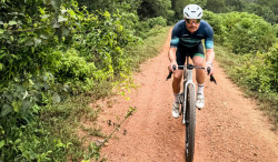 Bottas enfourche son vélo pour rejoindre Singapour depuis la Malaisie