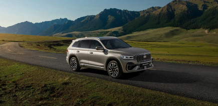 Geely complète sa gamme par un grand SUV hybride rechargeable, le Monjaro EM-i