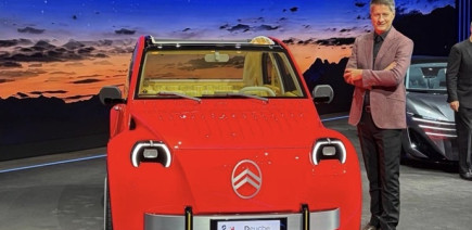 Rendez-vous en 2028 pour la 2 CV de série: "100 % électrique, made in Europe, 15 000 €, sans oublier le bruit typique au démarrage" confie le patron de Citroën Xavier Chardon