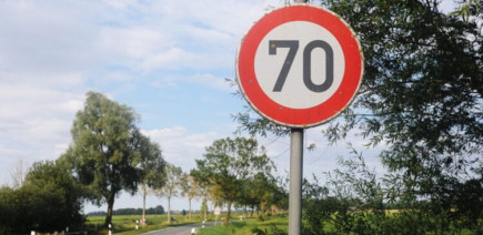 Ils remplacent un panneau à 50 km/h par un autre à 70 km/h : près de 400 automobilistes se font flasher avant que la supercherie soit découverte