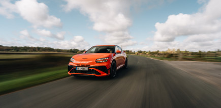 Le Genesis GV60 Magma est une vraie surprise face au Porsche Macan Turbo Electric
