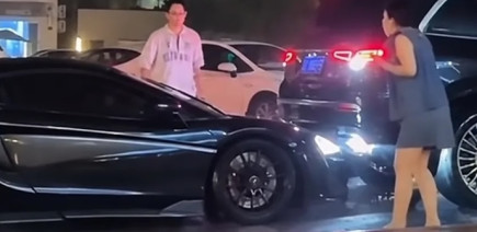 Il n’a que ses yeux pour pleurer en voyant sa McLaren percuter à 2 reprises la voiture de devant