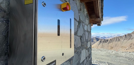 À plus de 3000 m d’altitude, cette borne ultra-rapide 500 kW va recharger les dameuses électriques