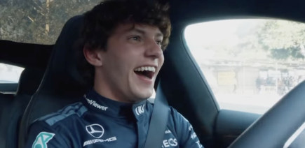 Même Mercedes se moque gentiment de son futur champion de F1 qui ne fait que des bêtises en voiture de route