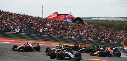 Steiner soupçonne Mercedes et Red Bull d’enfumer Ferrari
