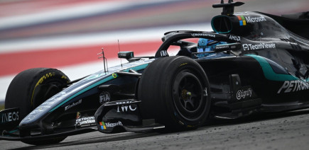 Russell déconcerté par son manque de rythme malgré les évolutions de Mercedes