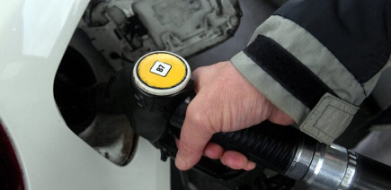 Entre chèque carburant et déblocage de stocks stratégiques, le prix du carburant va-t-il réellement baisser de 40 cts ?